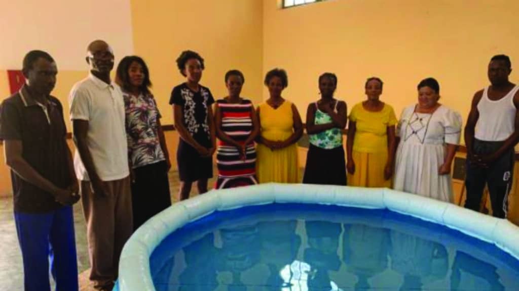 Bibelschüler warten vor ihrer Taufe