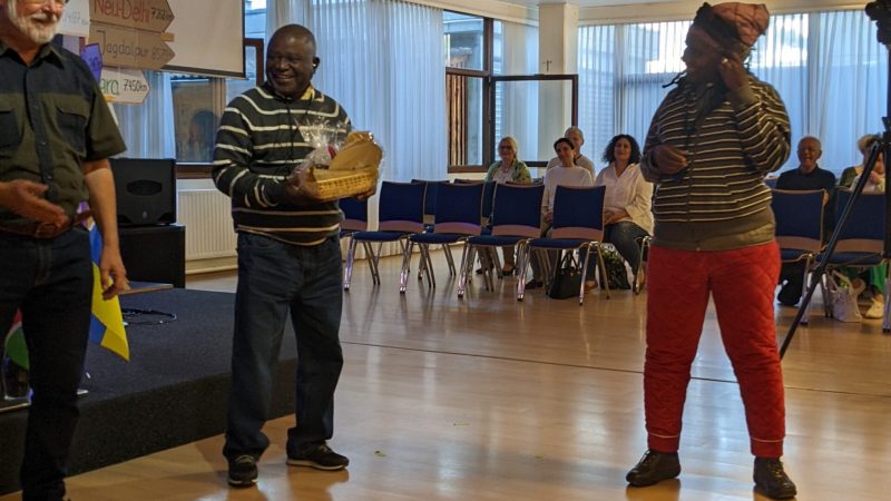 Boniface mit seiner Frau Saraa im Gottesdienst