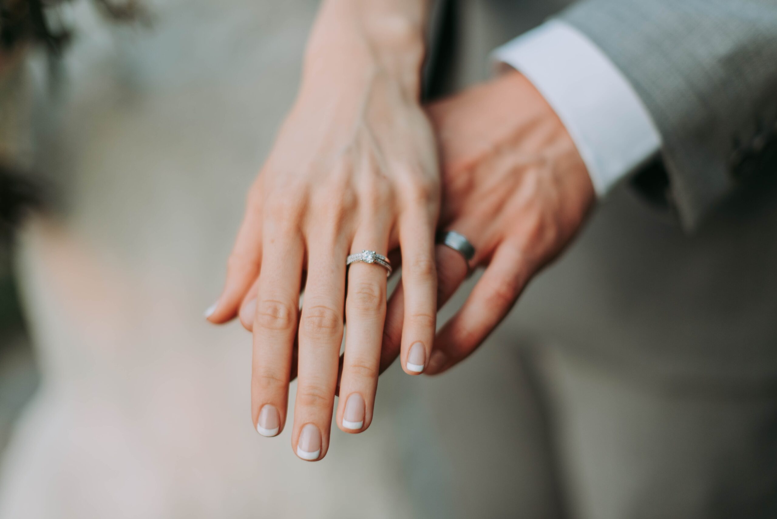 Mann und Frau mit Eheringen