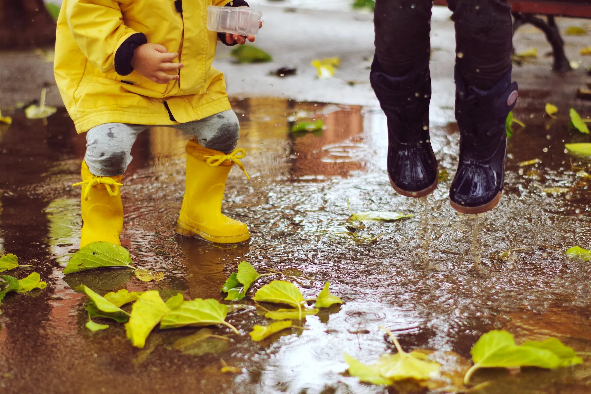 Spielende Kinder in Pfützen